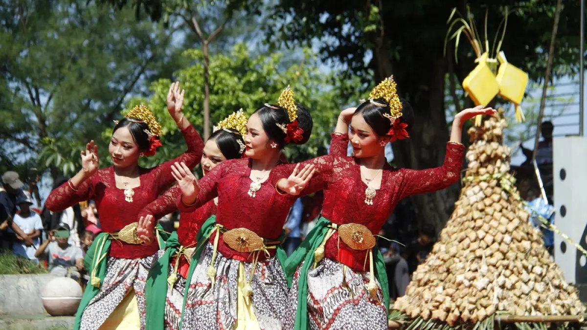 SERASI: Tarian kupat lepet dibawakn untuk menghibur masyarakat pada Sabtu (28/3). (FIKRI THOHARUDIN/RADAR PATI)
