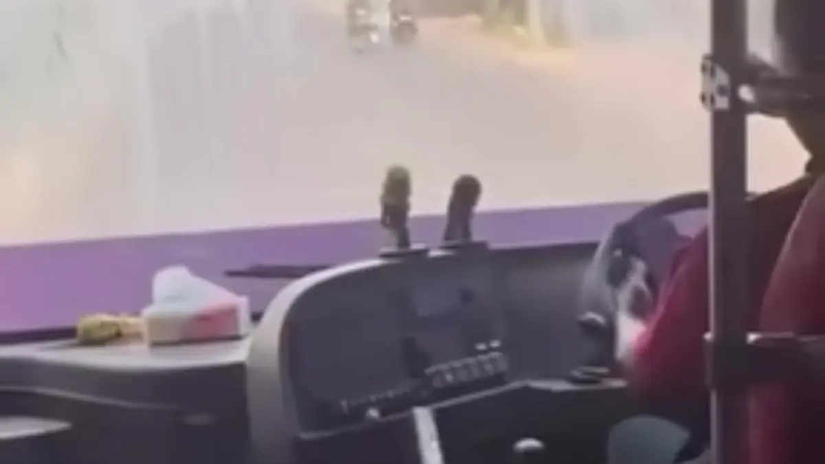TANGKAPAN LAYAR
IRONIS: Bus Persiku dilempari telur diduga oleh oknum suporter Barito Putera.