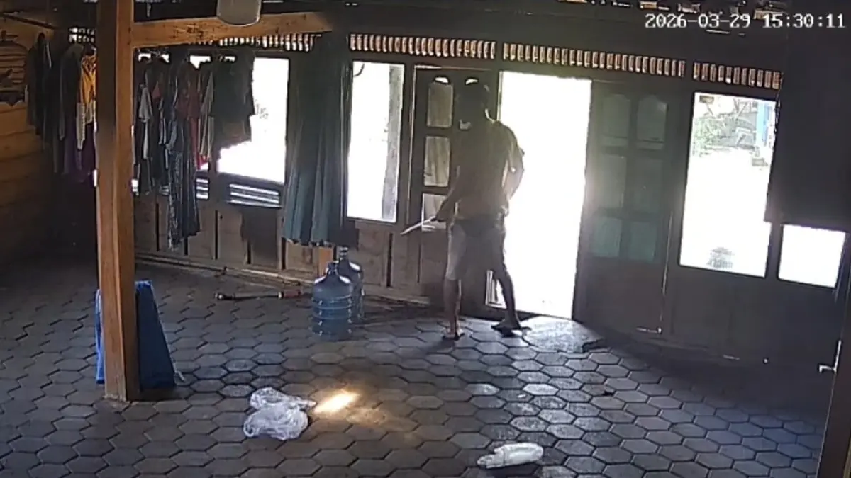 BRUTAL: CCTV pria yang membacok warga di Desa Sengonwetan Kecamatan Kradenan.