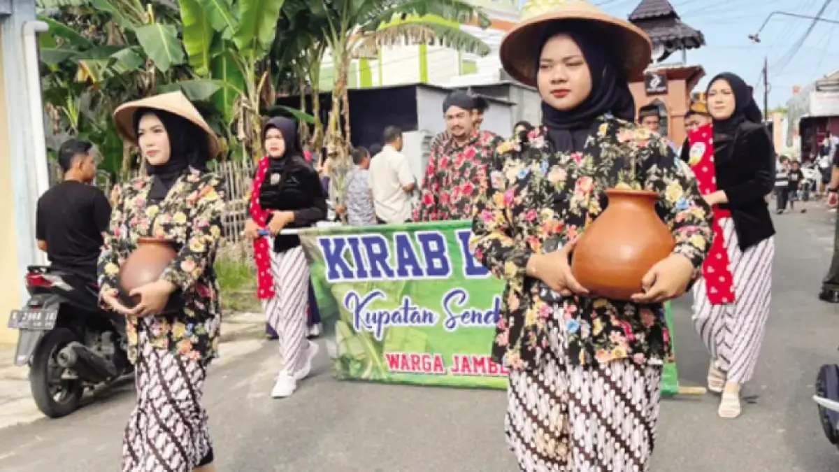 KIRAB: Masyarakat setempat berjalan bersama mengikuti tradisi kirab Kupatan Senjang Jodo di Desa Purworejo, Sabtu (28/3). (ANDIKA TRISNA SAPUTRA/RADAR PATI)