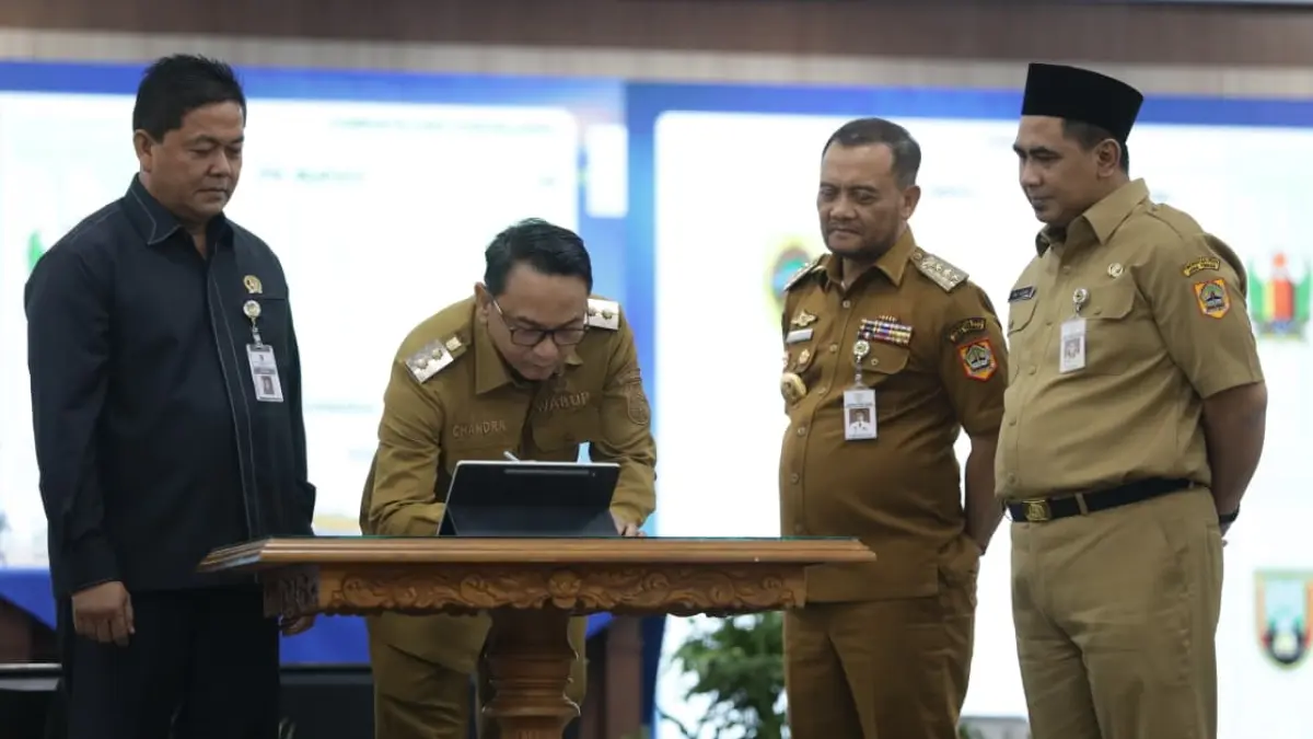 Plt Bupati Pati Risma Ardhi Chandra meneken pakta integritas untuk pemberantasan korupsi pada Senin (30/3) di Grhadhika Bhakti Praja, Semarang.