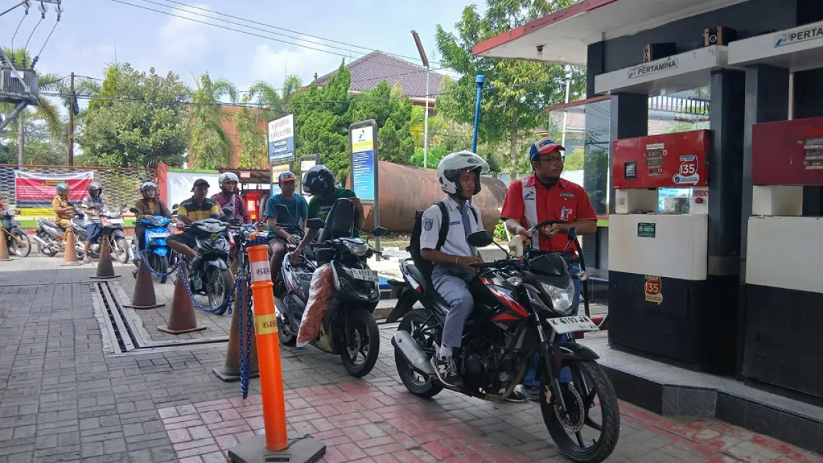 BIASA: Antrian di SPBU Karangjati Blora relatif stabil. (EKO SANTOSO/RADAR PATI)
