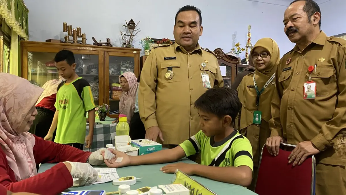 
KESEHATAN: Siswa SMPN 1 Blora melakukan pemeriksaan dengan dokter di program Cek Kesehatan Gratis (CKG). (ARIF FAKHRIAN KHALIM/RADAR PATI)