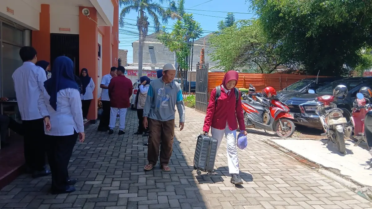 OPTIMIS: Siswa Sekolah Rakyat SRMA 18 Blora saat mulai datang ke sekolah. (EKO SANTOSO/RADAR PATI)
