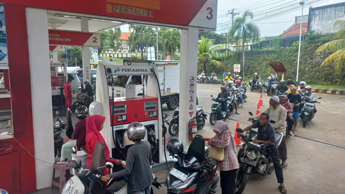 PADAT: Pengguna sepeda motor di area Jepara Kota tengah mengantre membeli BBM di SPBU 44.594.22 Krapyak. (FIKRI THOHARUDIN/RADAR PATI)