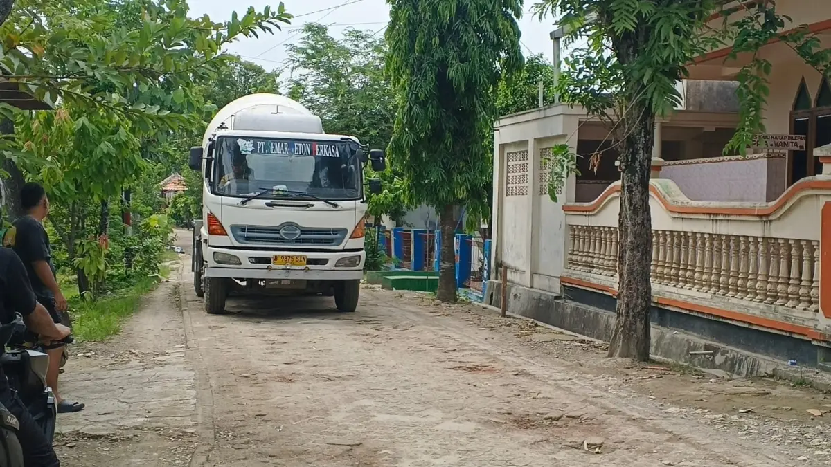 
PEMBANGUNAN: kendaraan berat dengan tonase besar, dalam proses pembangunan proyek peningkatan Jalan Japah- Tunjungan. (ARIF FAKHRIAN KHALIM/RADAR PATI)
