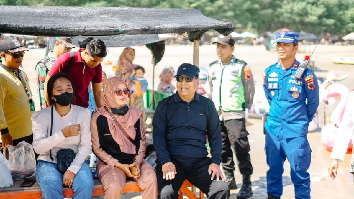 
PENGAWASAN: Bupati Rembang Harno melakukan pemantauan dan pengawasan destinasi wisata paling banyak dikunjungi pengujung Minggu lalu (29/3). (IRFAN UNTUK RADAR PATI)
