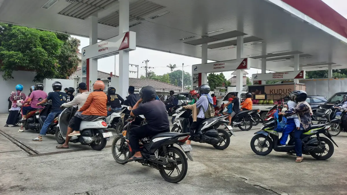 Pengguna sepeda motor antre mengisi BBM di SPBU di Kudus, tadi siang. (INDAH SUSANTI/RADAR PATI)