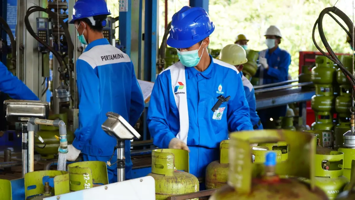Petugas mengisi tabung LPG 3 kg di sebuah stasiun pengisian di Kudus.