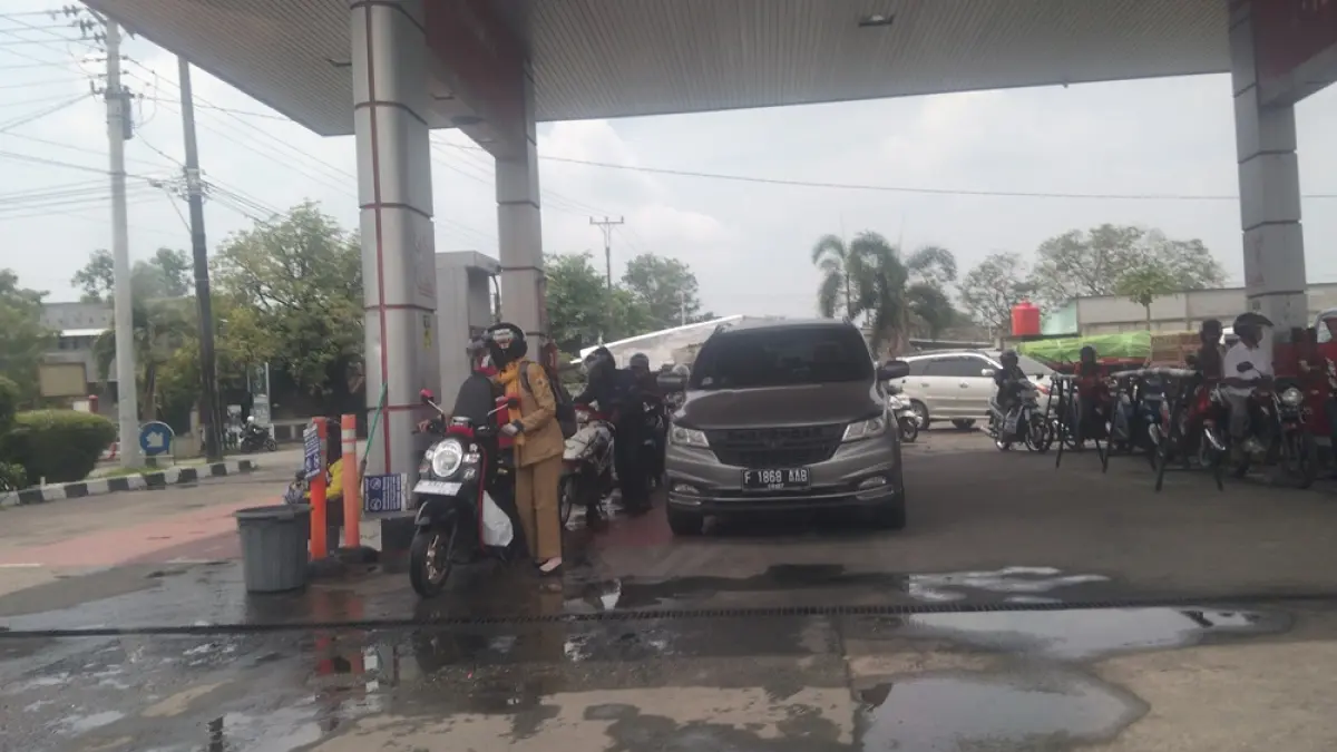 RAMAI: Warga mengantre di SPBU Gajahmati, Pati, tadi siang. (ANDRE FAIDHIL FALAH/RADAR PATI)