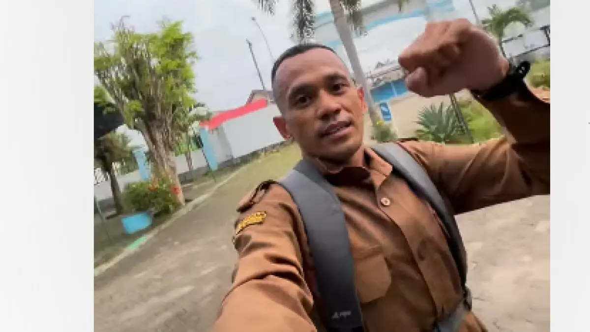 Guru Ahmad Zaki Febiansyah di Bojonegoro viral run to work. (tangkapan layar IG @ahmadzakifebiansyah_)