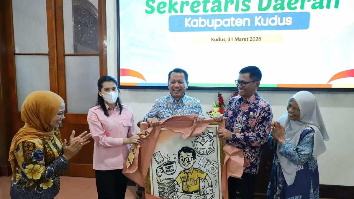 
KENANG-KENANGAN: Sekretaris Daerah Kabupaten Kudus Revlisianto Subekti menerima kenang-kenangan dari Bupati Kudus Sam’ani Intakoris saat purna tugas, Selasa (31/3). (DINAS KOMINFO KUDUS UNTUK RADAR PATI)
