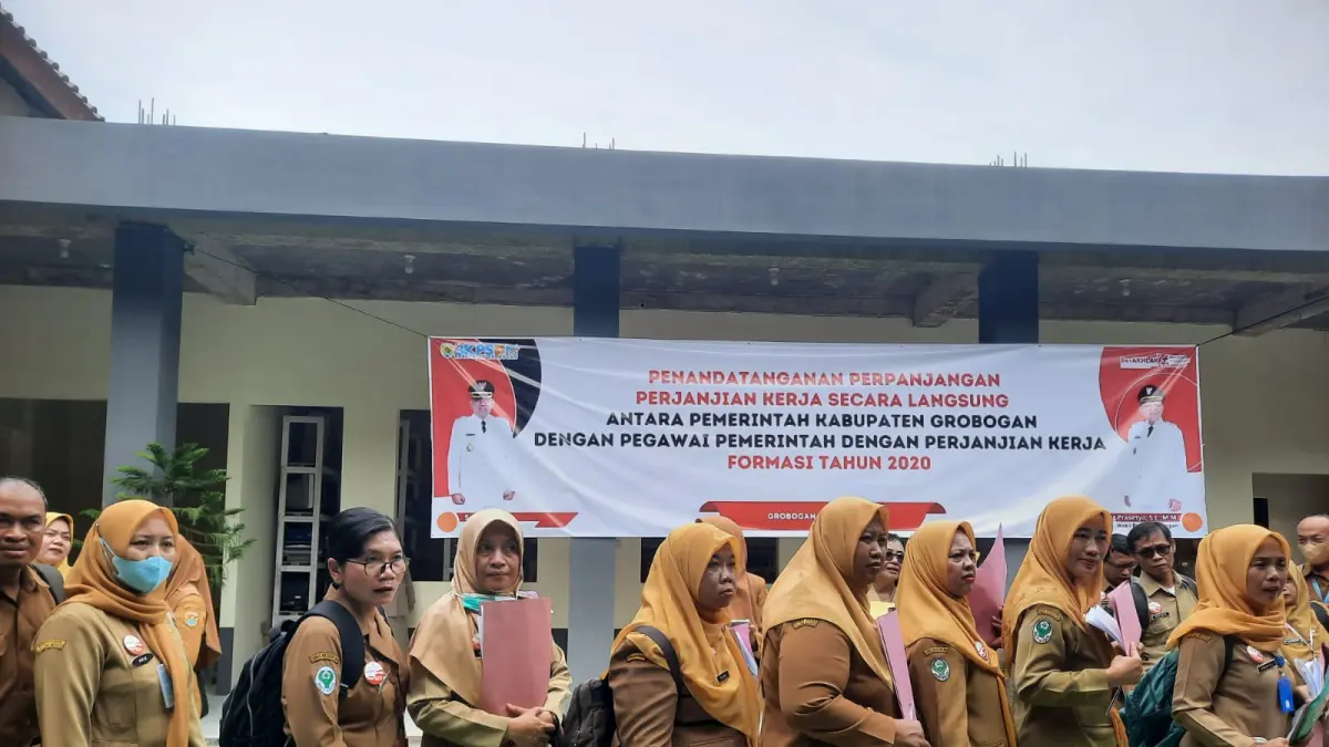 KONTRAK: PPPK formasi tahun 2020 saat melakukan perpanjangan kontrak di halaman BKPSDM Grobogan. (INTAN MAYLANI/RADAR PATI)