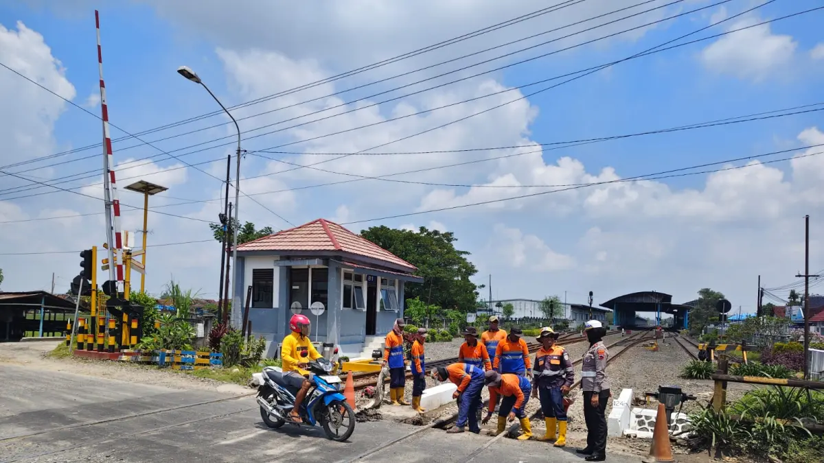 KOORDINASI: Satlantas Polres Grobogan saat memastikan keselamatan pengguna jalan, terutama di titik rawan kecelakaan seperti perlintasan kereta api di Stasiun Ngrombo.