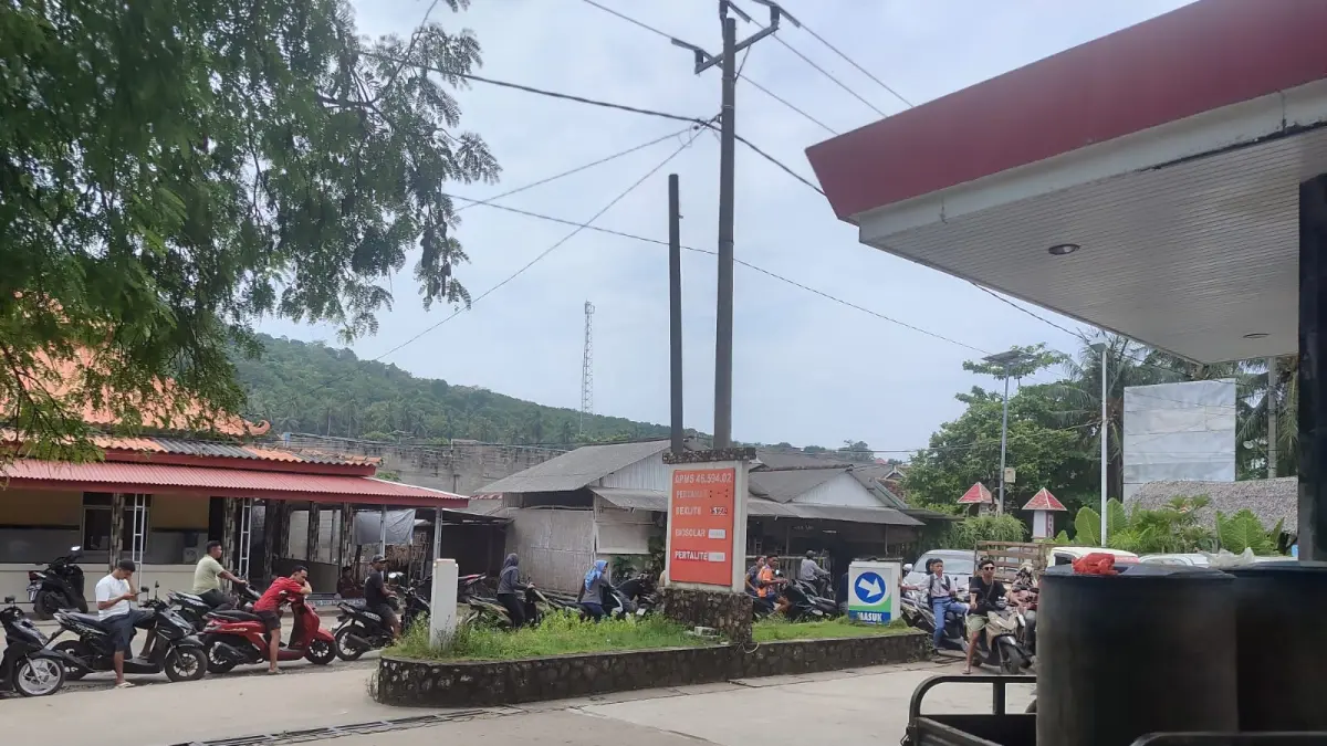 MENGULAR: Kondisi antrean di SPBU Desa Karimunjawa, Jepara pada Senin (30/3). (BAMBANG UNTUK RADAR PATI)