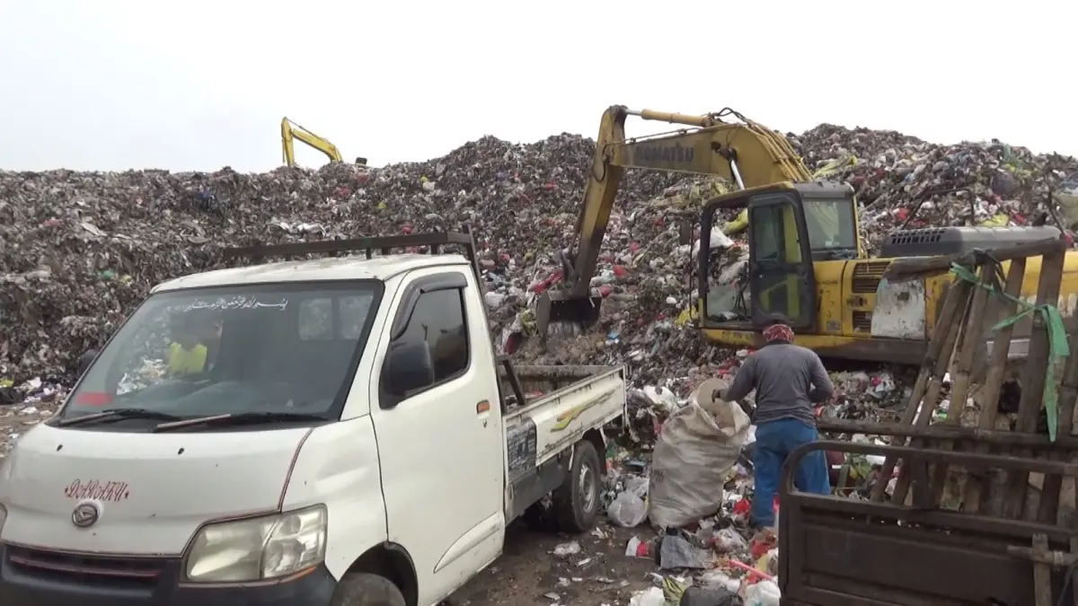 
PENATAAN: Terlihat kendaraan pengangkut sampah parkir dan alat berat sedang beroperasi untuk menata sampah di TPA Tanjungrejo, belum lama ini. (ANDIKA TRISNA SAPUTRA/RADAR PATI)
