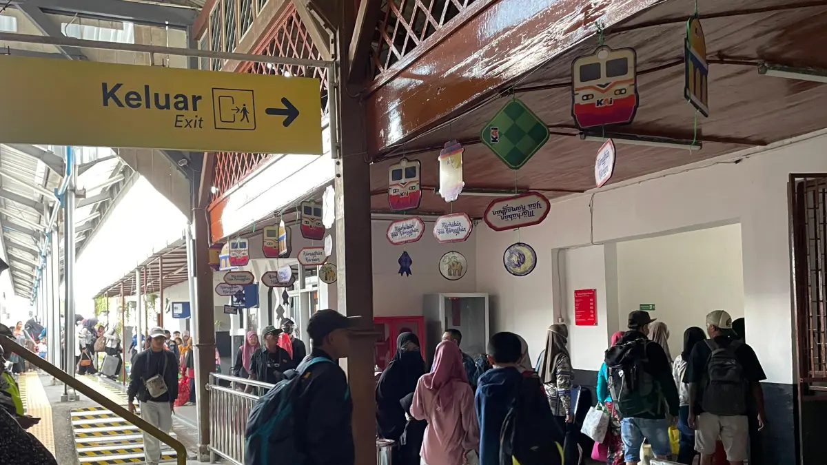 
RAMAI: Kepadatan penumpang di Stasiun Cepu saat arus balik. (EKO SANTOSO/RADAR PATI)
