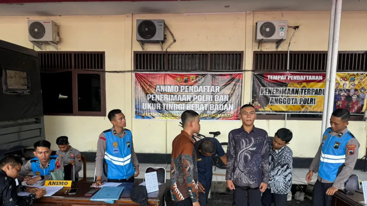 
TIMBANG BADAN: Calon anggota Polri dari jalur seleksi sedang melakukan timbangan badan di Mapolres Grobogan. (SIROJUL MUNIR/RADAR PATI)
