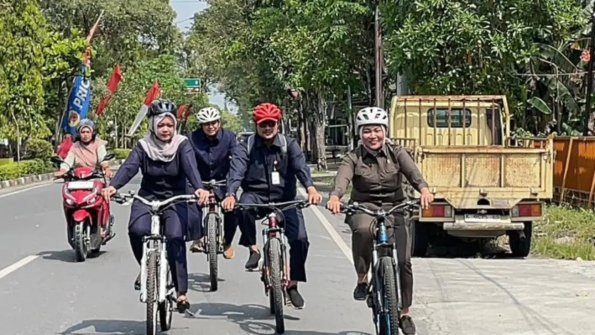 &nbsp;BERSEPEDA – Ketua DPRD Grobogan Lusia Indah Artani bersama tiga anggota DPRD Grobogan naik sepeda ke kantor dewan dalam rangka sukseskan gerakan bike to work, Selasa (2/4). (SIROJUL MUNIR/RADAR PATI)