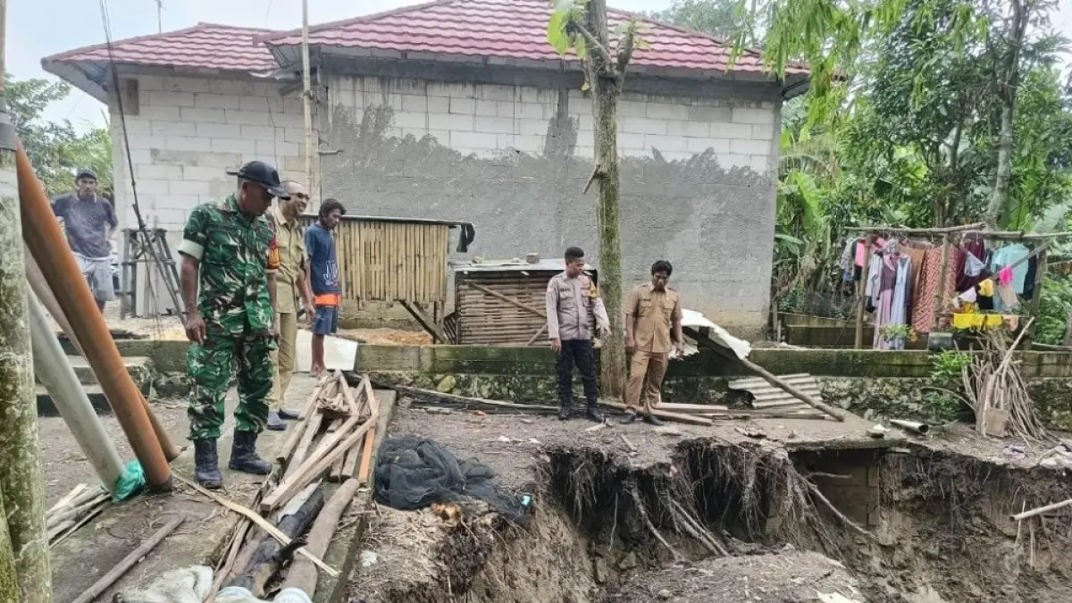 
CEK LOKASI : Anggota Bhabinkantibmas bersama Bhabinsa Desa Dapurno cek lokasi rumah terdampak longosr. (SIROJUL MUNIR/RADAR PATI)
