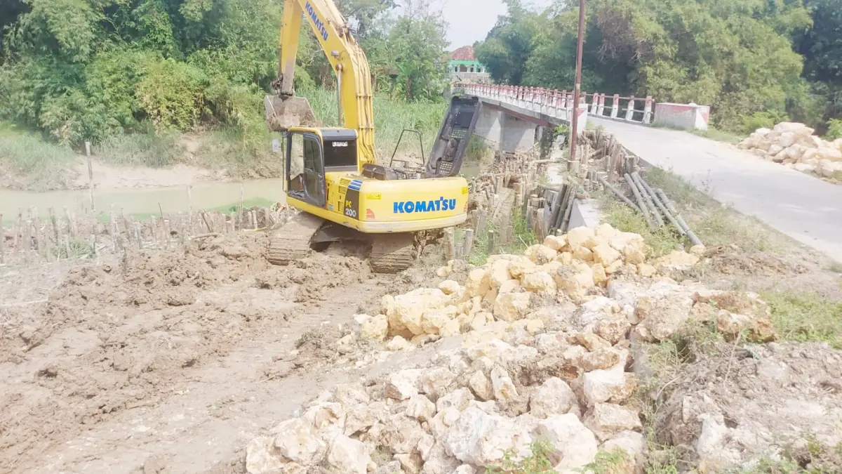 DARURAT: Penanganan darurat talud longsor di jembatan Desa Tambirejo Kecamatan Toroh. (Pemdes Tambirejo untuk Radar PATI)