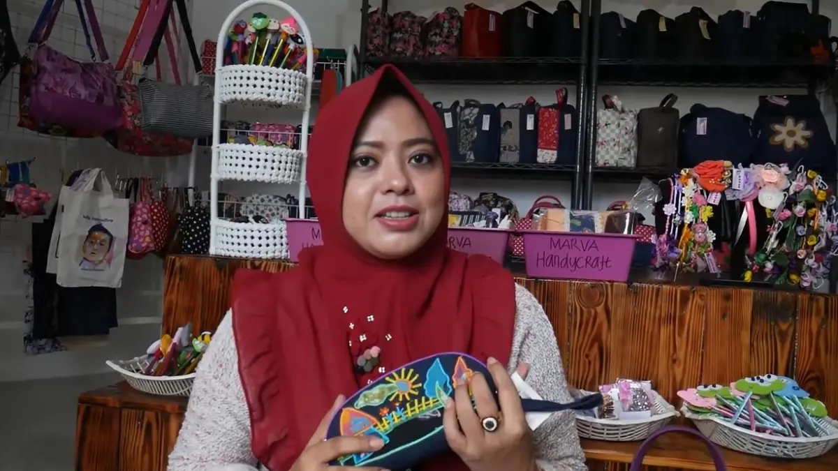 

KREATIF: Dian Novi menunjukkan salah satu karyanya berbahan limbah. (DOK PRIBADI)
