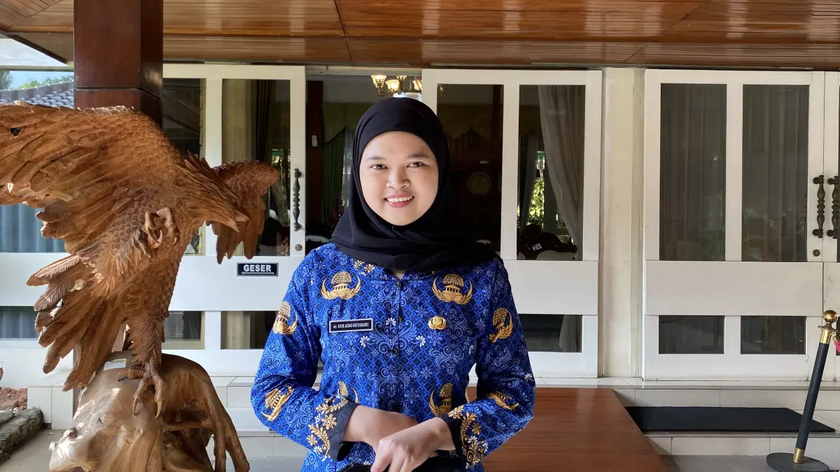 
MOTIVASI: Calon Dokter Spesialis Kulit dan Kelamin Nur Aida Oktasari yang baru saja diangkat menjadi pegawai negeri sipil (PNS) di Blora.&nbsp;(ARIF FAKHRIAN KHALIM / RADAR PATI)