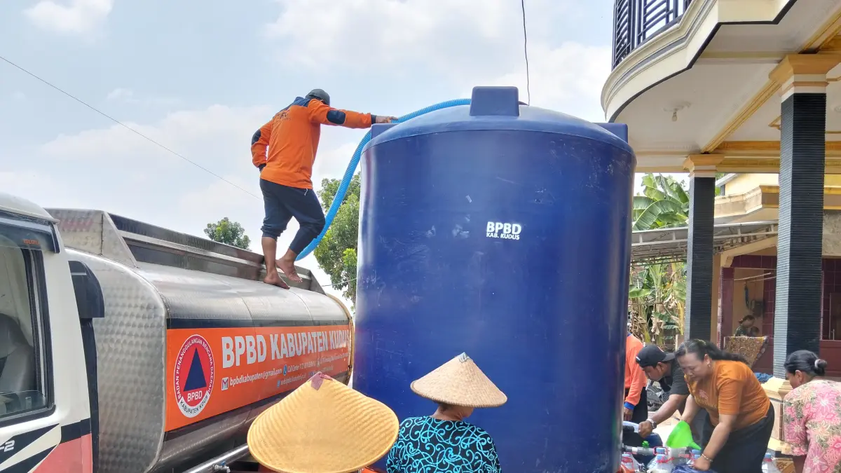 
SIAGA: BPBD Kudus mendistribusikan air bersih ke wilayah terdampak pada 2024 lalu. (BPBD KUDUS UNTUK RADARPATI)
