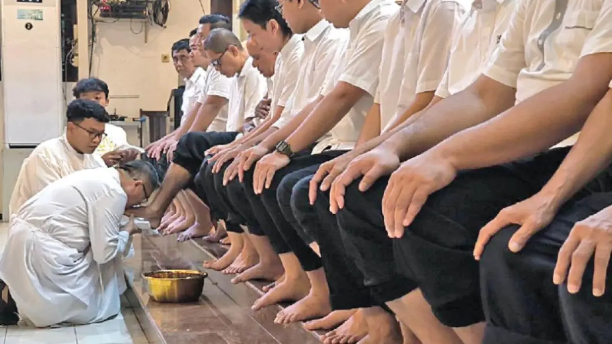 SIMBOL PELAYANAN: Romo Leonardus Murialdo Tina Kusuma membasuh kaki dan mencium jemaah sebagai simbolis murid Yesus saat Misa Kamis Putih di Gereja Santo Yohanes Evangelista Kudus. (HUMAS GEREJA SANTO YOHANES EVANGELISTA UNTUK RADAR PATI) 
