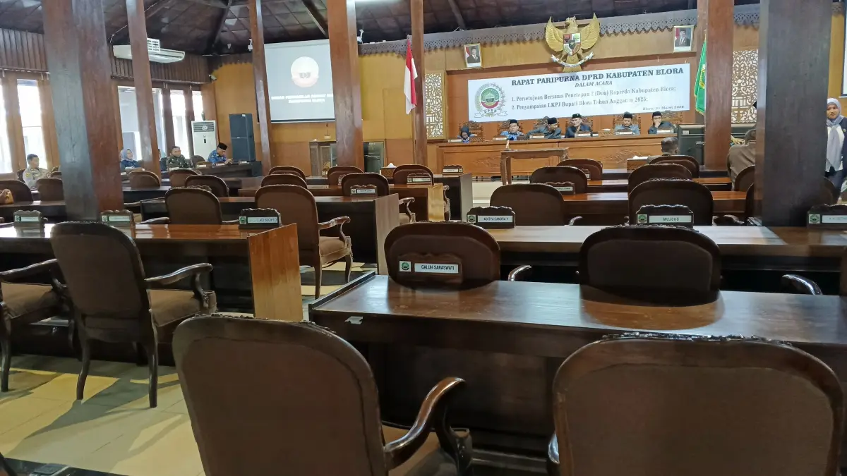 
SITUASI: Ruangan rapat DPRD Blora yang masih kosong dengan kondisi meja tanpa makan dan minum. (ARIF FAKHRIAN KHALIM/RADAR PATI)