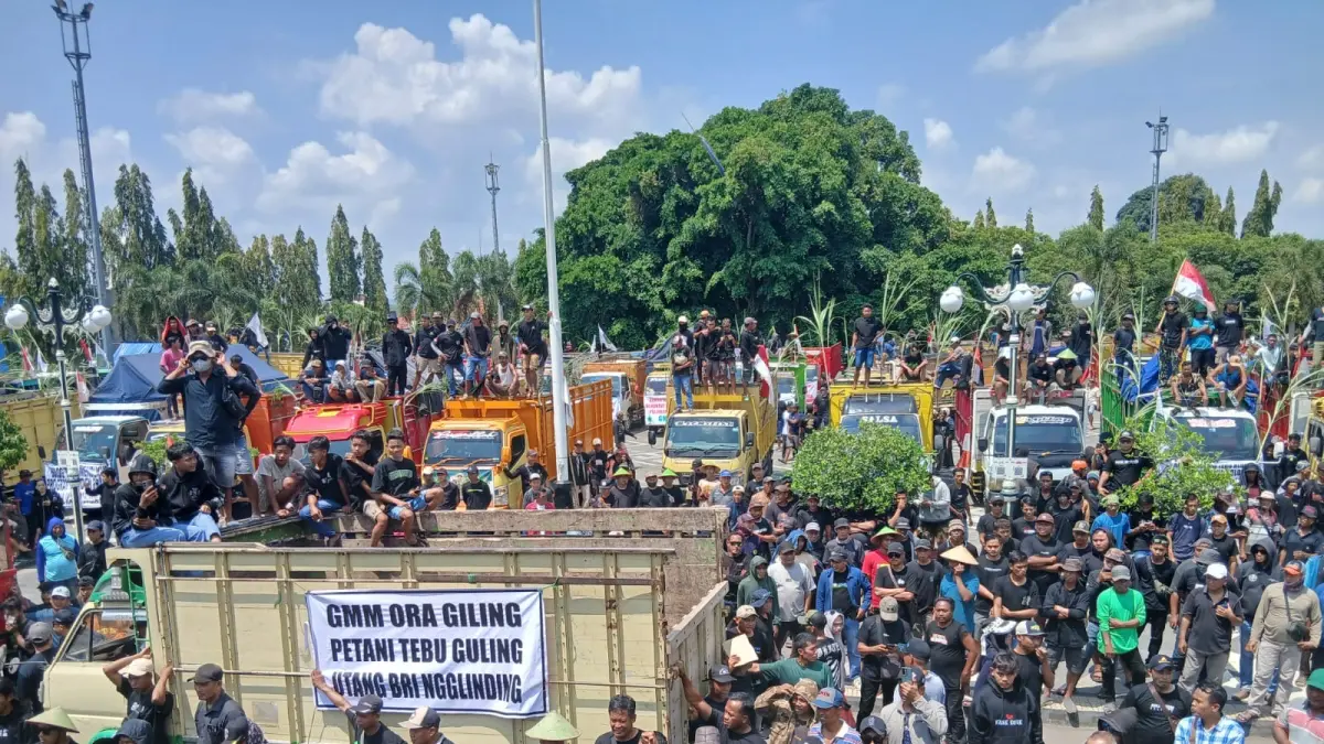 
TUNTUTAN: Ribuan petani tebu yang tergabung dalam aksi demo di Alun-alun Blora tadi siang. (ARIF FAKHRIAN KHALIF /RADAR PATI)