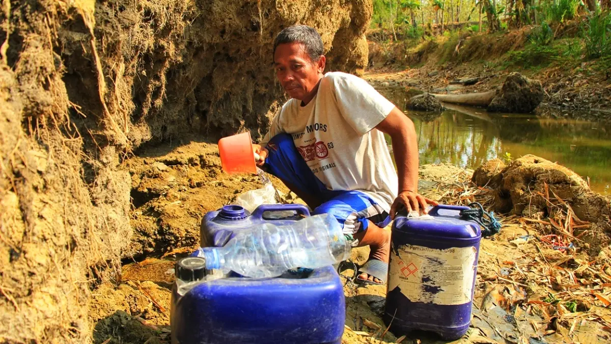 
MITIGASI DINI: Warga di salah satu desa Kecamatan Sulang, Kabupaten Rembang mencari air bersih dengan membuat belik saat musim kemarau. (WISNU AJI/RADAR PATI)

