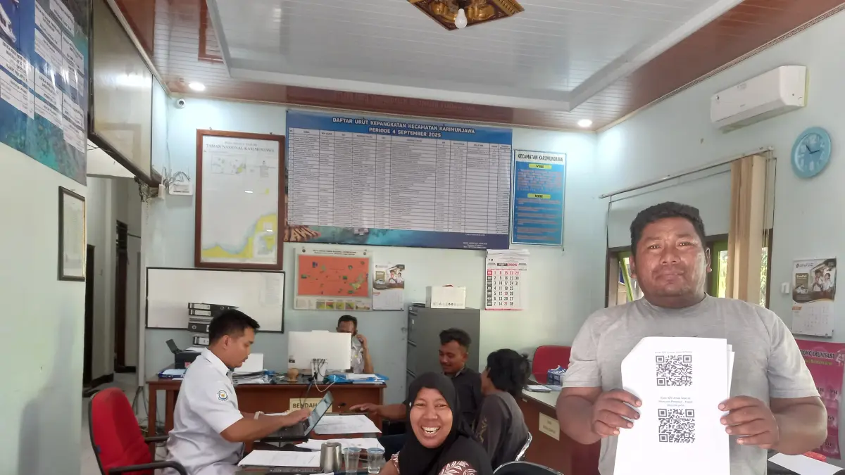 
TANGGAP: DPMPTSP dan Pemerintah Kecamatan Karimunjawa melayani pembuatan rekomendasi BBM bagi nelayan. (CAMAT KARIMUNJAWA UNTUK RADAR PATI)
