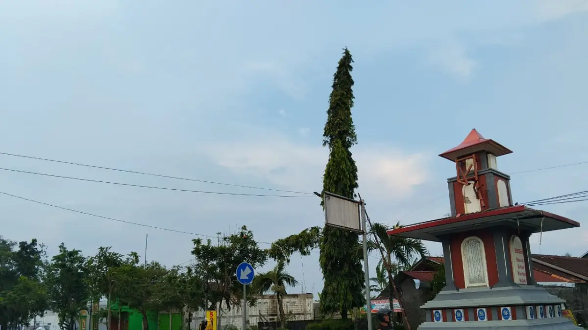 TERKINI: Kondisi ikon tugu batas kota Purwodadi-Toroh saat ini. (INTAN MAYLANI SABRINA/RADAR KUDUS)
