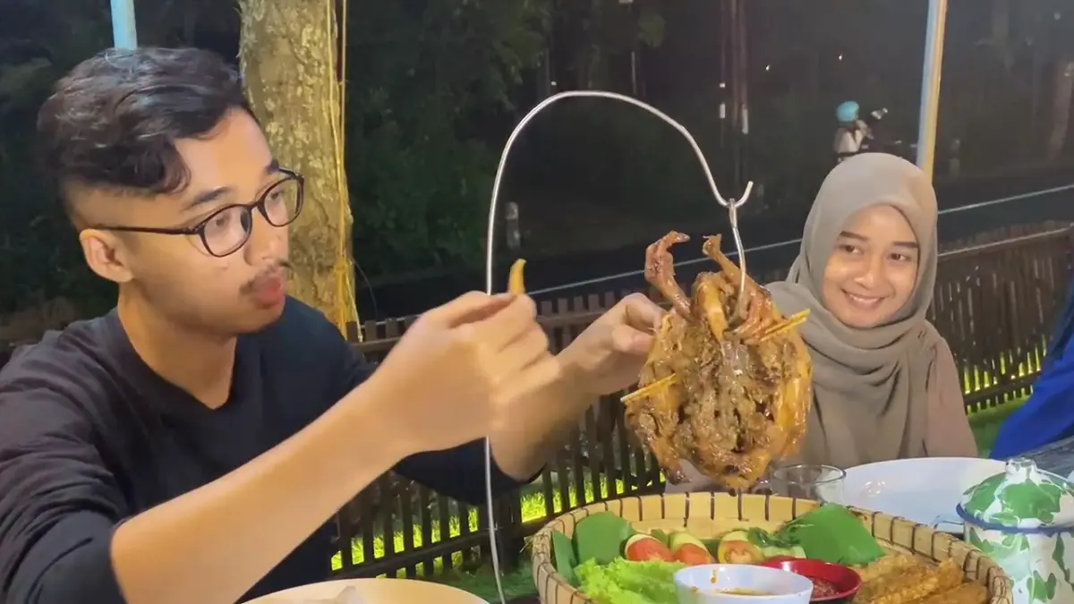 Ayam panggang pakis khas Muria, Kudus.