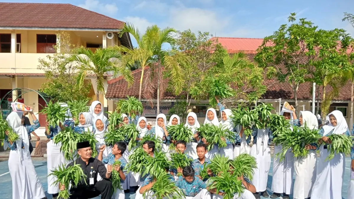 &nbsp;KREATIF: SMAN 1 Toroh saat menunjukkan hasil panen kangkung di lingkungan sekolah. (INTAN MAYLANI/UNTUK RADAR PATI)
