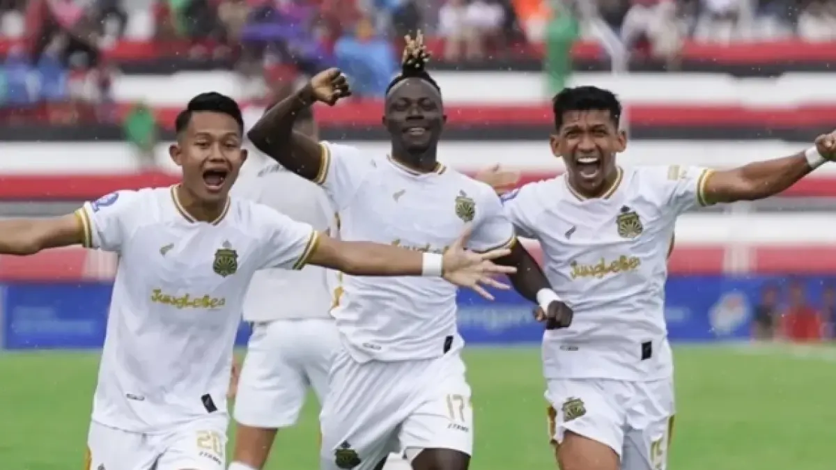 Moussa SIdibe (tengah) cetak gol untuk Bhayangkara FC.