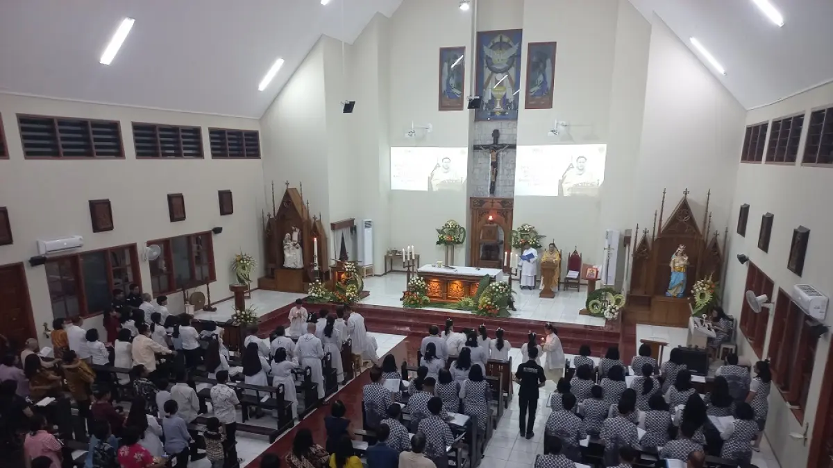 
TERANG: Para umat tengah menjaga nyala lilin saat prosesi ibadah Misa Vigili pada Sabtu Suci (4/4) jelang paskah Minggu (5/4). (FIKRI THOHARUDIN/RADAR PATI)