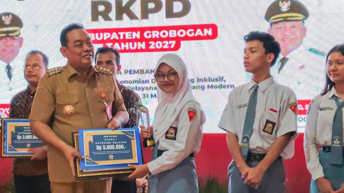 JUARA: Bupati Grobogan Setyo Hadi saat menyerahkan hadiah juara 1 Krenova 2026.