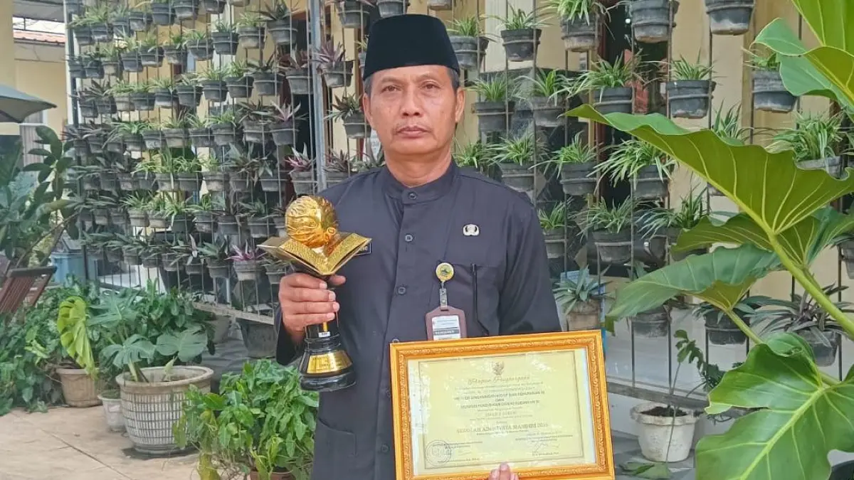 JUARA: Slamet Sugiyono saat menunjukkan piala dan piagam juara 3 Kantin Sehat Nasional dari Kemenkes.