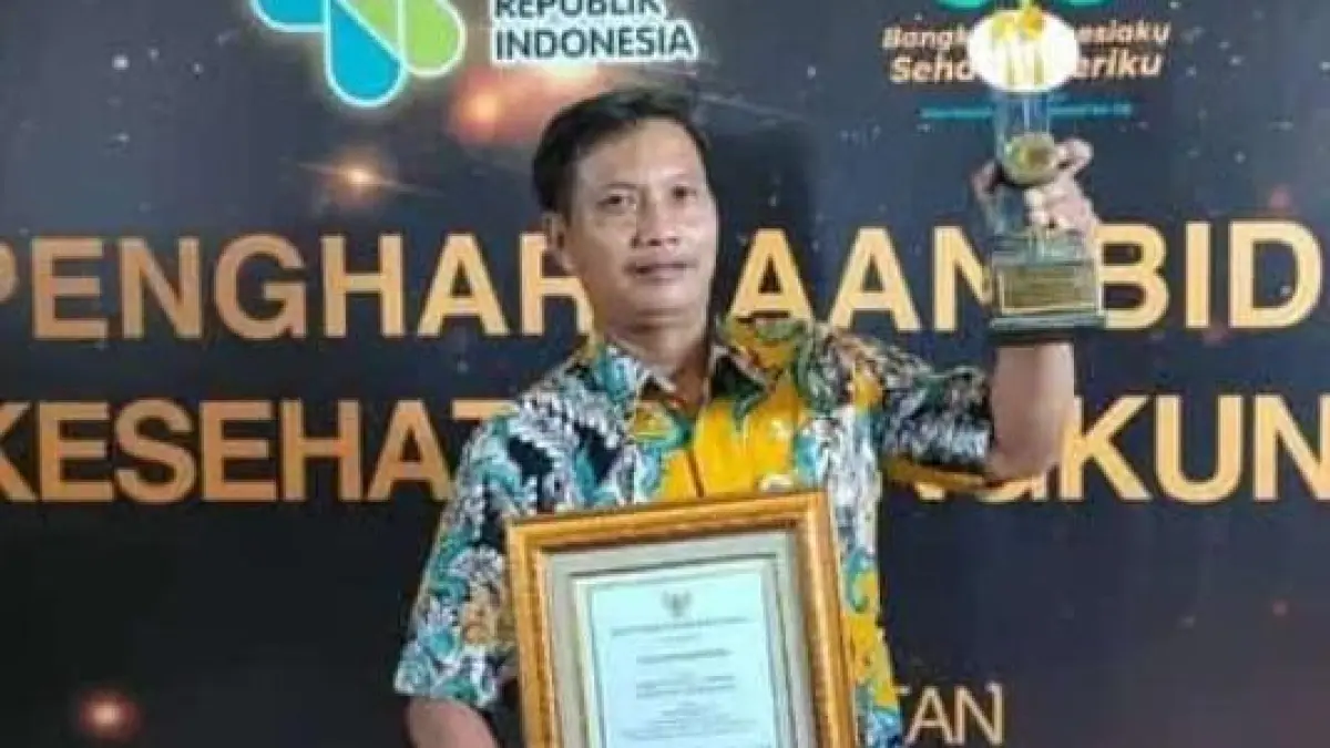 MEMBANGGAKAN: Waka Sarana dan Prasarana SMAN 1 Toroh Slamet Sugiyono saat menunjukkan piala dan piagam penghargaan Adiwiyata Mandiri.