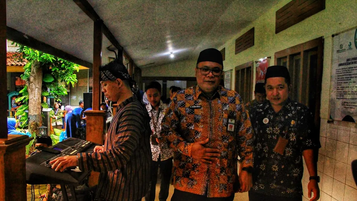 CEK LAYANAN: Wakil Bupati Rembang, Gus Hanies didampingi Direktur RSUD dr R Soetrasno Rembang, dr Samsul Anwar saat mengecek layanan kesehatan beberapa bulan lalu. (WISNU AJI/RADAR PATI)