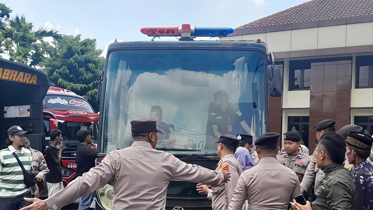 Petugas kepolisian melakukan pengamanan bus yang ditumpangi anak berlawanan hukum di Pati.