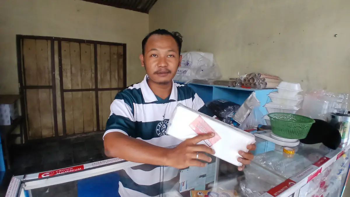 
PRIHATIN: Toko plastik di Pasar Lambang Desa Puledagel, Kecamatan Jepon.&nbsp;(EKO SANTOSO/RADAR PATI)