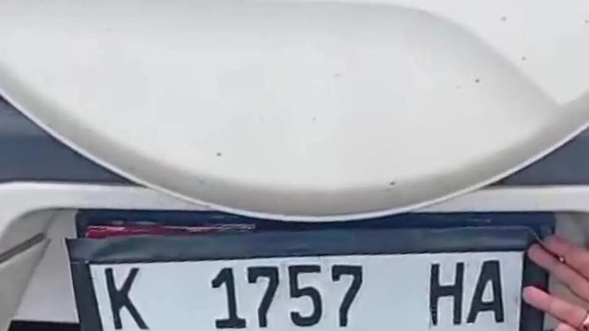 
RANGKAP: Mobil plat merah didempul plat hitam di Pati.&nbsp;(TANGKAPAN LAYAR MEDSOS UNTUK RADAR PATI)