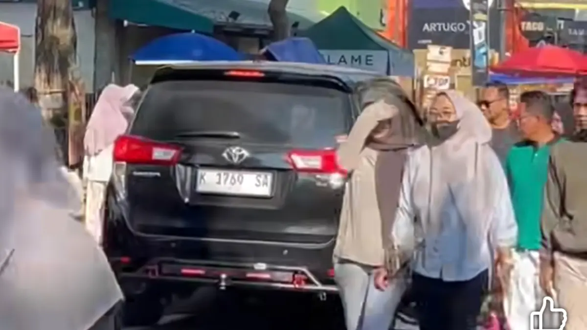 
Tangkapan layar sebuah kendaraan mobil melintas di Jalan Panglima Sudirman saat pelaksanaan CFD.  (WARGA UNTUK RADAR PATI)
