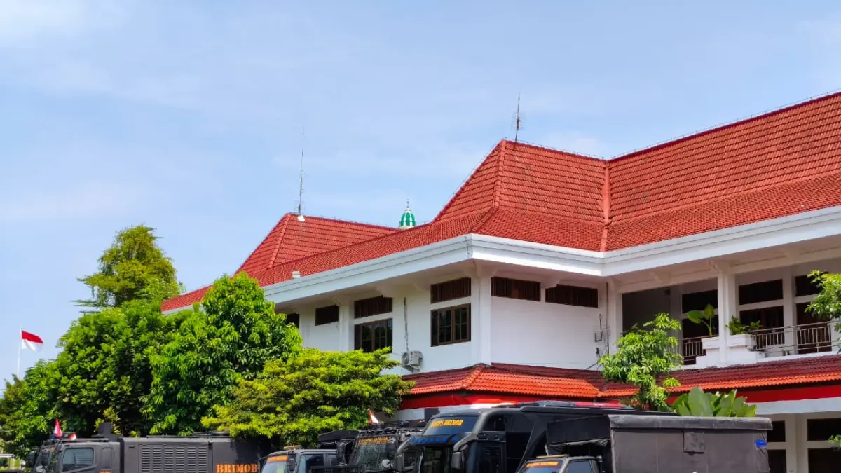 

Kendaraan Brimob saat bertugas di komplek Pendopo Kabupaten Pati tahun lalu. (​ACHMAD ULIL ALBAB/RADAR PATI)