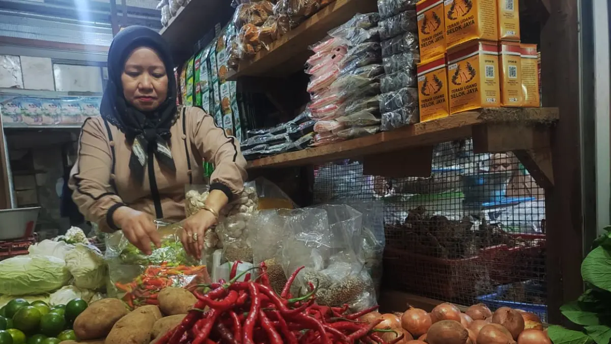MASIH TINGGI: Pedagang menata sembako di kiosnya yang berada di Pasar Bitingan. (GALIH ERLAMBANG W/ RADAR PATI)