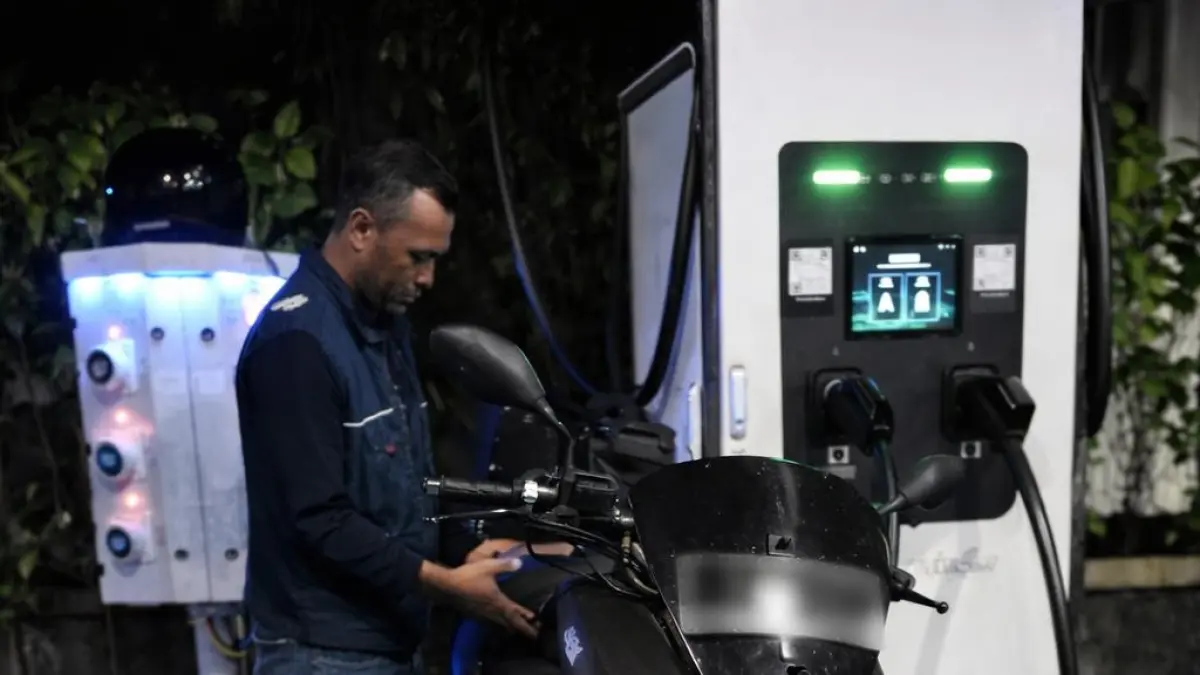 
MENINGKAT DRASTIS: Pengisian kendaraan listrik di Stasiun Pengisian Kendaraan Listrik Umum (SPKLU) di PLN UP3 Grobogan. (PLN UP3 GROBOGAN UNTUK RADAR PATI)
