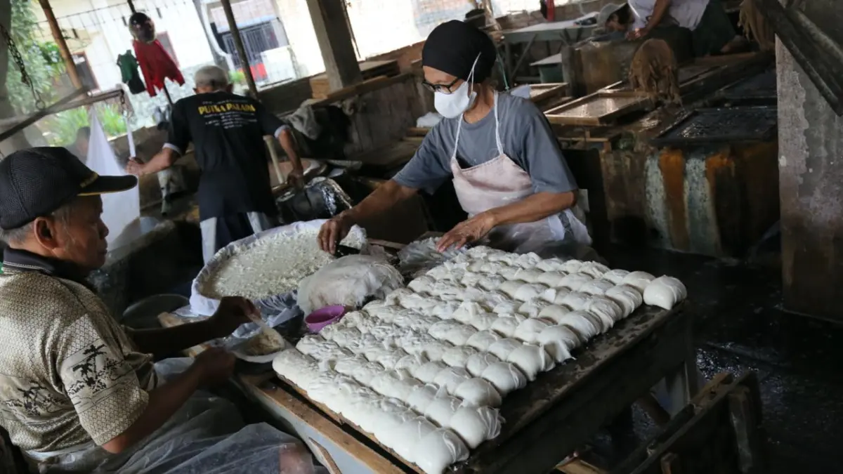 
MENJERIT: Pekerja memproduksi tahu di rumah produksi Desa Ploso, Kecamatan Jati, Kudus. (GALIH ERLAMBANG W/ Radar PATI)
